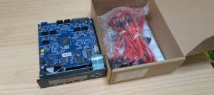 デュプリケーター修理で使用する新品コントローラーと未開封の外箱 