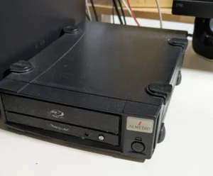 テストコピー後のディスクをエラーレート測定器で測定している品質チェック作業 