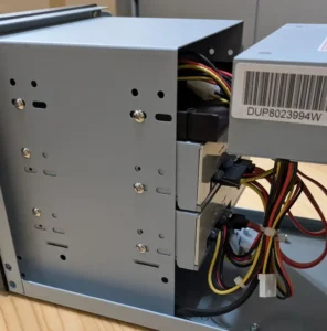 業務用デュプリケーター本体を開けて内部点検を行っている修理作業の様子 